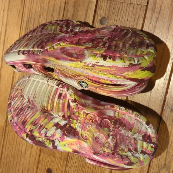 Hello Kitty Crocs - Picture 7 of 8